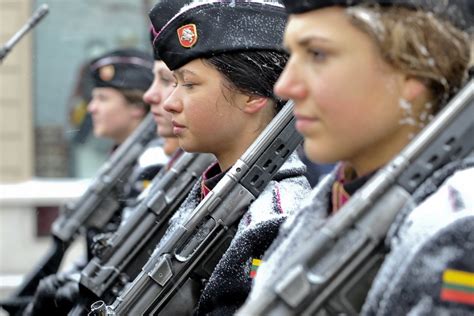 Moterys kariuomenėje