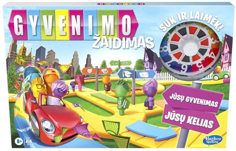 Šeima žaidžianti stalo žaidimus