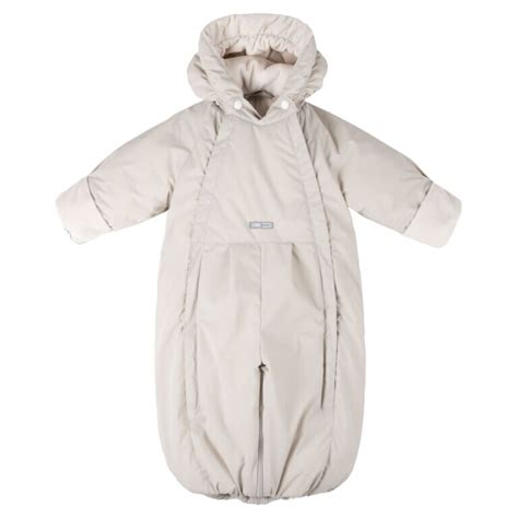vaikiškas vokelis ir kombinezonas šalia