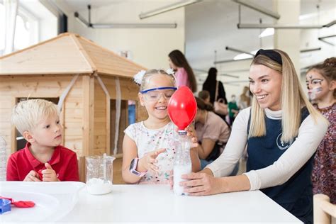 vaikas pripūstą balioną su soda ir actu