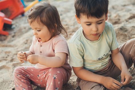 vaikai žaidžia su vandens rutuliukais ir gyvūnėliais