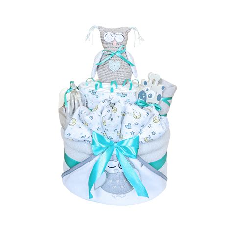 Kūdikio rankytės ir kojytės laikantis sauskelnių tortą