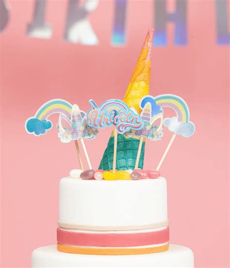 Įvairios dekoracijos kūdikio tortui: žaisliukai, kaspinai, kojinytės