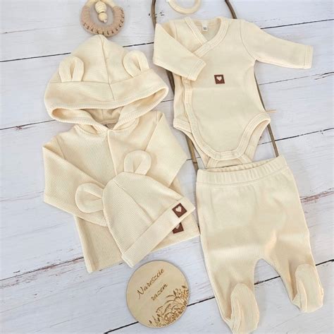 Kūdikio kraitelis su rankų darbo daiktais