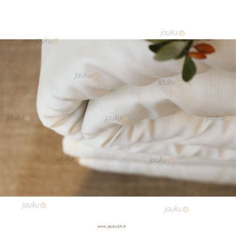 Rankų darbo vilnos antklodė