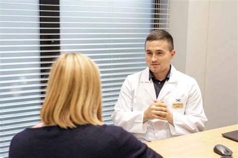 Gydytojas konsultuoja pacientę