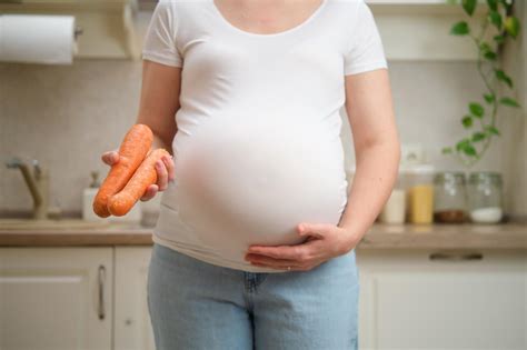 Moteris laiko vaisiaus pilvuką