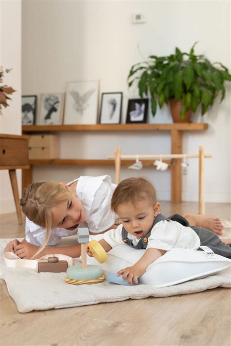 Kūdikis žaidžia ant pilvo su lavinamuoju staliuku