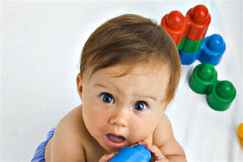 kūdikis tyrinėja pasaulį