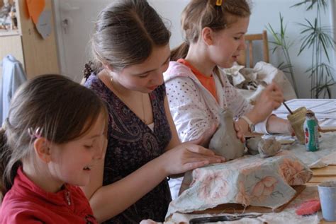 vaikas lipdo iš molio