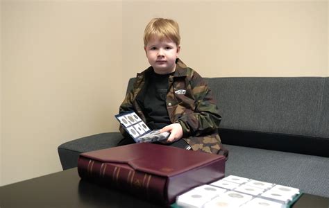 vaikas su metalo detektoriumi ieško lobio