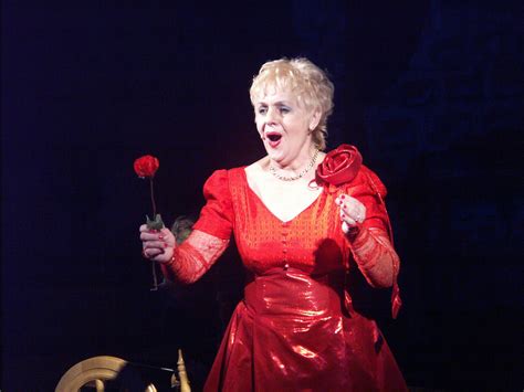 Simbolinė iliustracija, rodanti, kaip aliejus ardo latekso struktūrą.