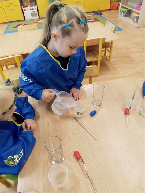 vaikai atlieka eksperimentą su vandens ciklu