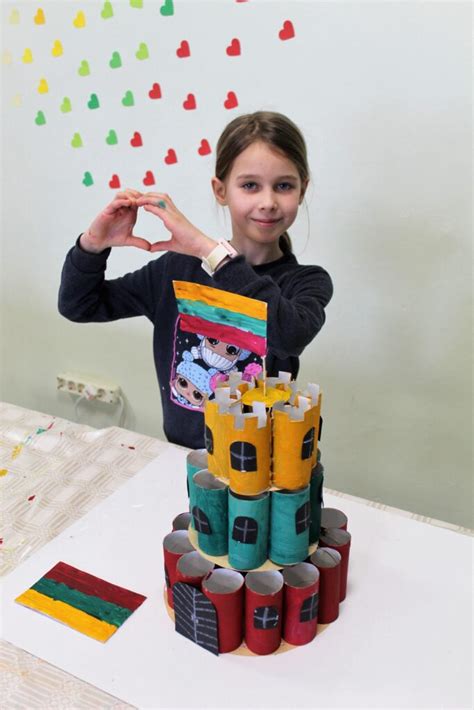 Vaikai demonstruoja drabužius iš antrinių žaliavų