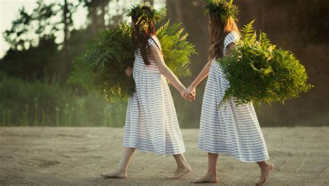 Vaikai pina vainikus per Jonines