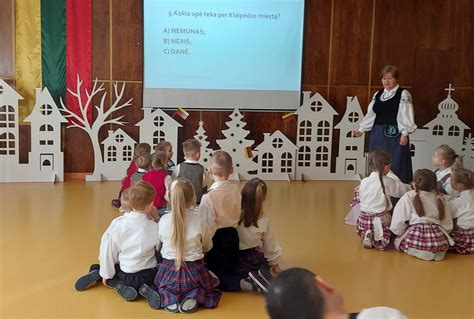 vaikai dainuoja kalėdines dainas