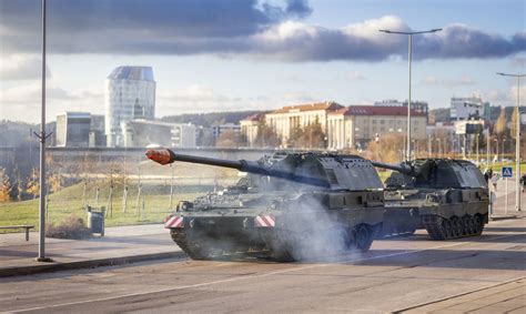 Karinė technika pelkėje