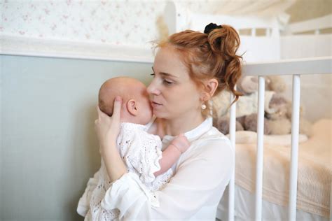 Moteris ir vyras laiko rankose kūdikio batukus