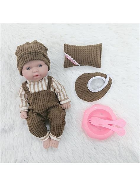 kūdikis su skrybėlaite paplūdimyje