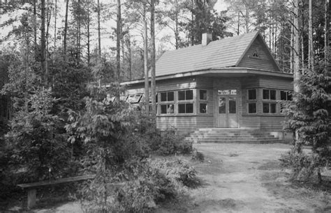 Sanatorijos pastatas apsuptas pušyno