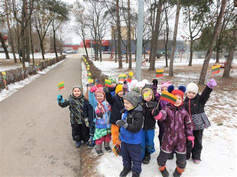 vaikai su vėliavėlėmis