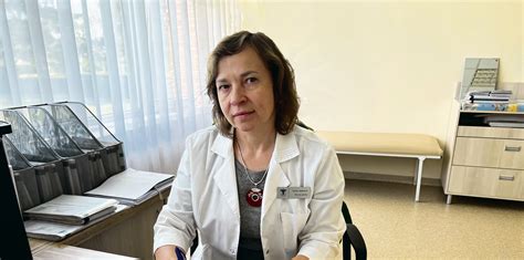 Ūkininkas tikrina ėriukų sveikatą