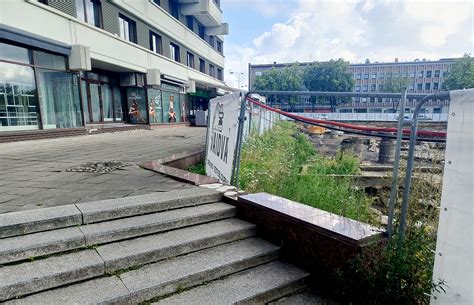 Jaunimo susibūrimas buvusio viešbučio rūsyje
