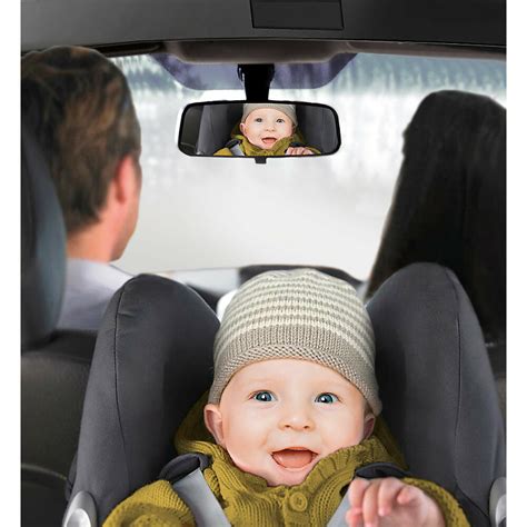 Kūdikis automobilinėje kėdutėje