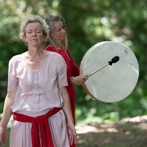 Žmogus, žiūrintis į dangų