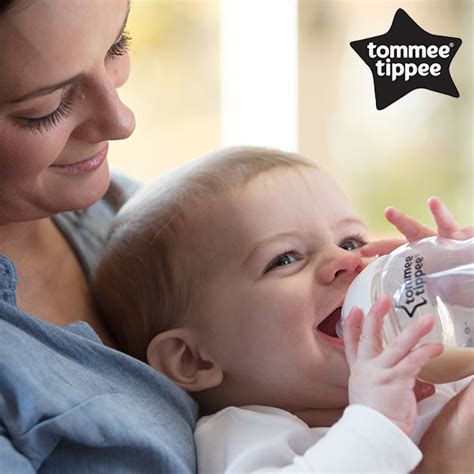 Kūdikis geria iš Tommee Tippee puodelio