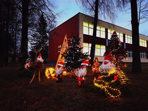 vaikų darželio grupė puošiama kalėdinėmis dekoracijomis