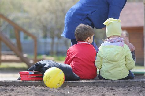 Vaikai tyrinėja gamtą darželyje