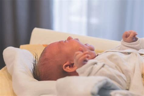 kūdikis gauna masažą