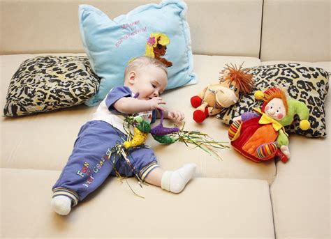 kūdikis žaidžia su muzikiniu žaislu