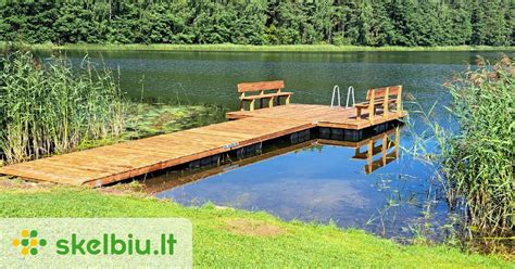 Medinis lieptas, vedantis per užpelkėjusią dalį link šaltinio