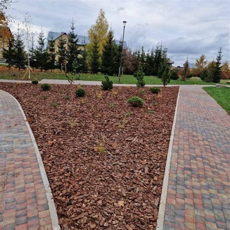 Estetiški takeliai darže iš žievės mulčio ir akmenų