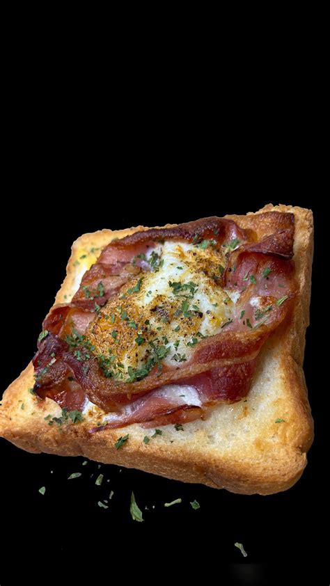 Skrudinti skrebučiai su kiaušiniu ir šonine