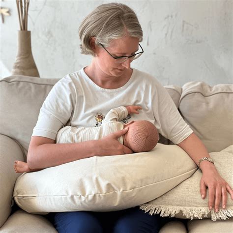 nėščia moteris su maitinimo pagalve miego pozicijoje