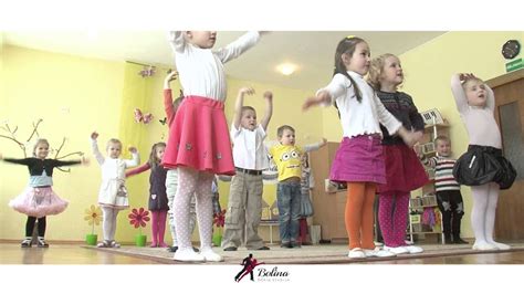 vaikų grupė dainuoja karaoke