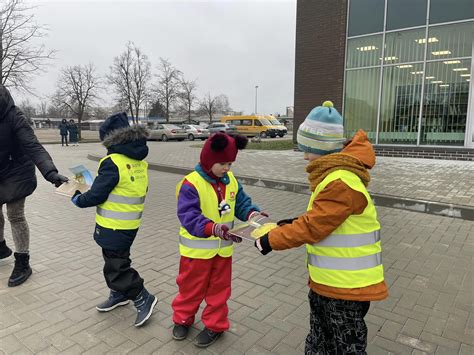 vaikų rankos laikančios mikrofonus