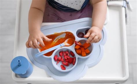 kūdikis valgo vaisius per maitinimo tinkleli