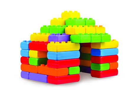 vaikas konstruoja iš didelių kaladėlių