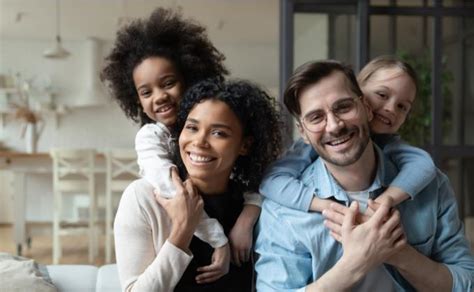 vaikai bendrauja su skirtingų kultūrų personažais