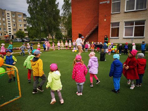 Vaizdas į vaikų darželio kiemelį vasarą