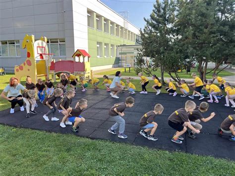 Žmogus sportuoja lauke