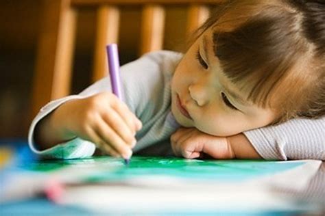 Mokytojas ir vaikas piešia kartu