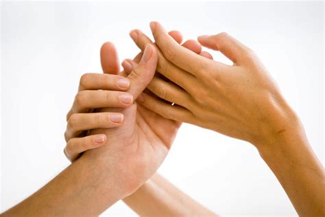 Poros rankos susikabinusios