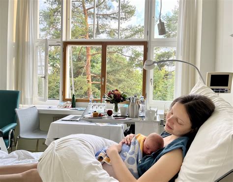 motina su naujagimiu ligoninėje