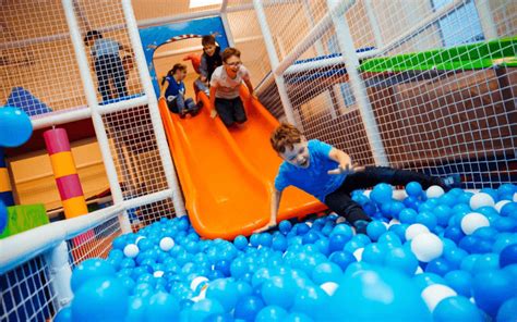 vaikų darželio erdvė su įvairiais minkštais žaidimų elementais