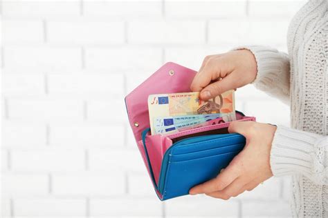 banko kortelė ir pinigai